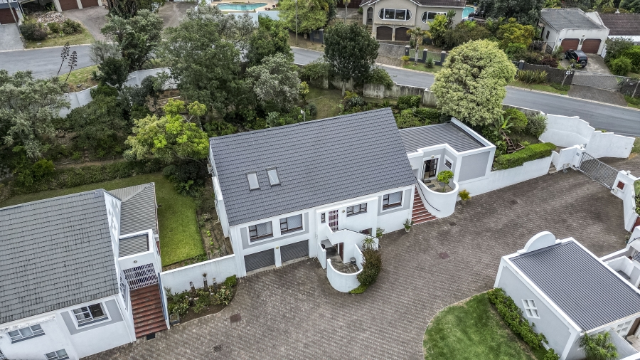 4 Bedroom Property for Sale in Bonza Bay Eastern Cape